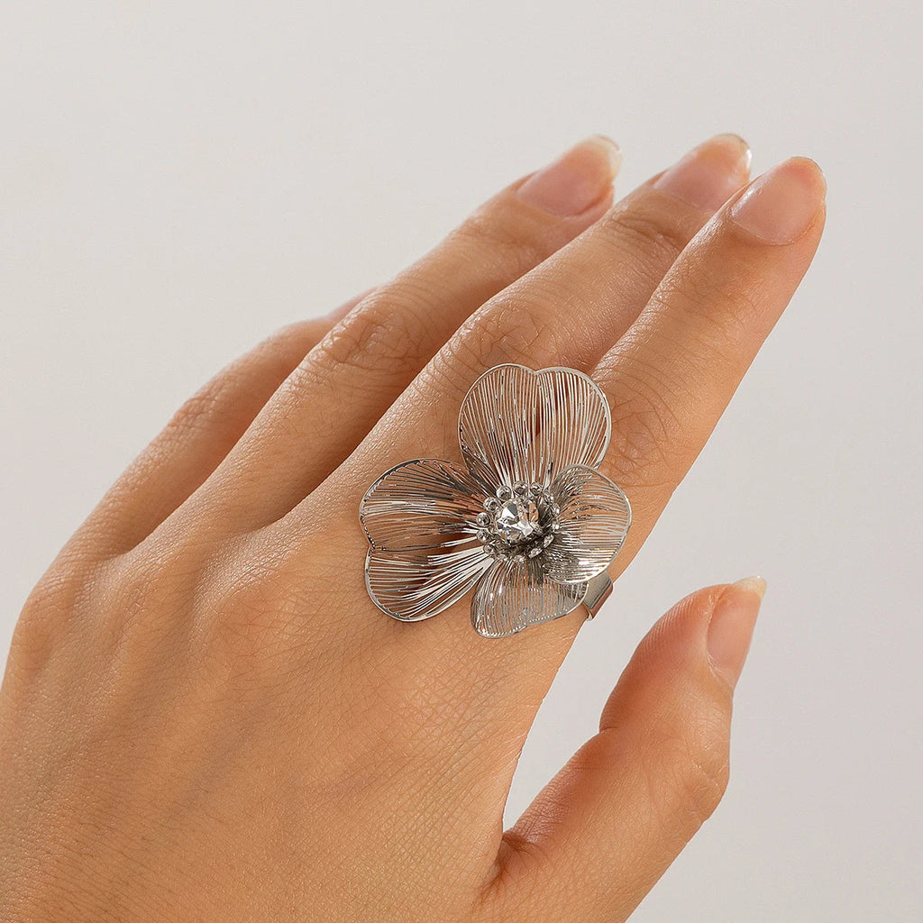 リング　大きな花モチーフの繊細なデザイン　シルバー
