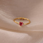 Bague fine dorée avec pierre de naissance en forme de coeur