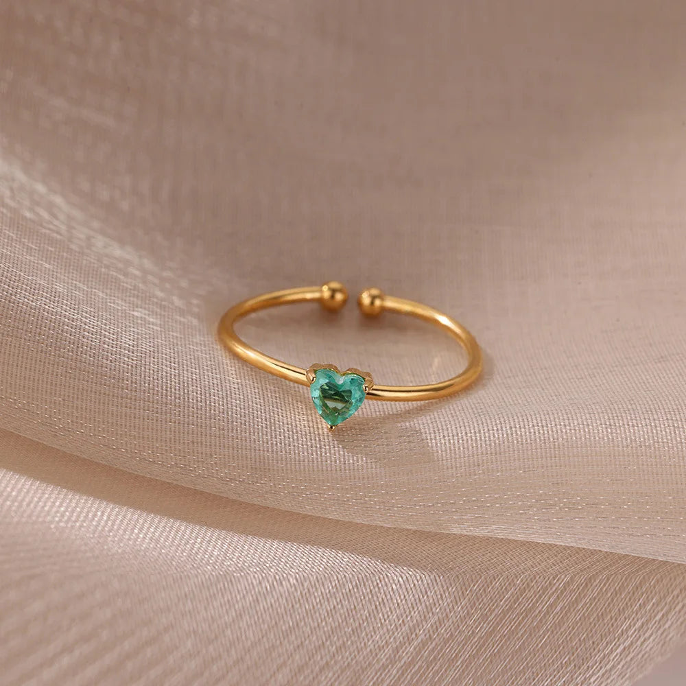 Bague fine dorée avec pierre de naissance en forme de coeur