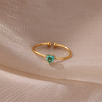 Bague fine dorée avec pierre de naissance en forme de coeur