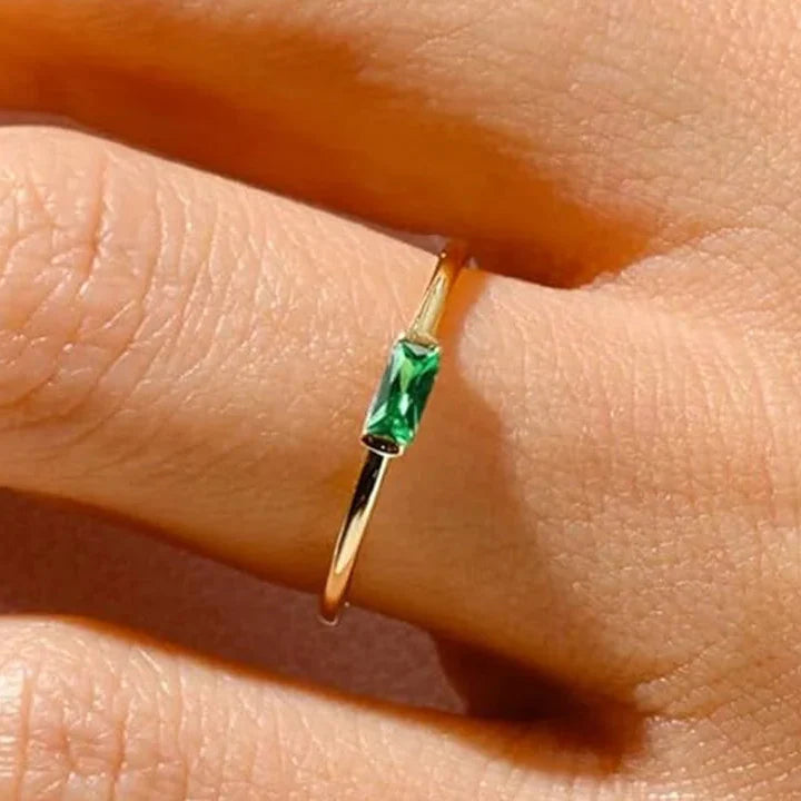 Bague minimaliste avec pierre de naissance rectangulaire pour femme