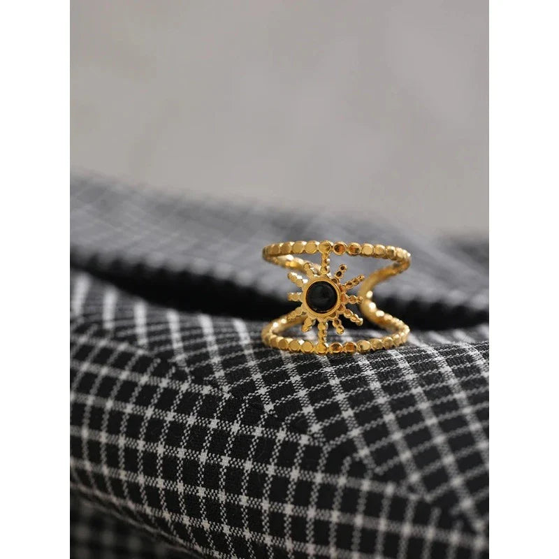 太陽モチーフのブラックストーンリング
