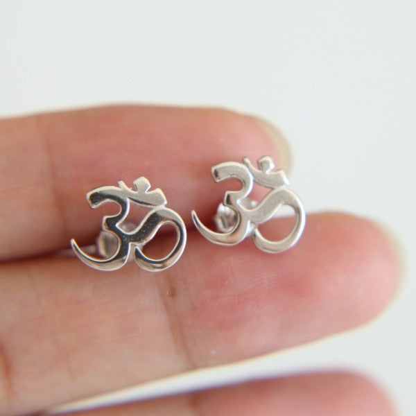 仏教オームシルバーピアス