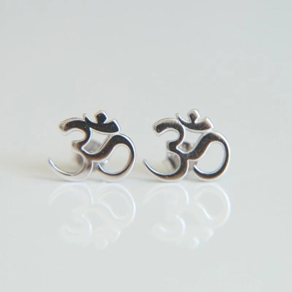 仏教オームシルバーピアス