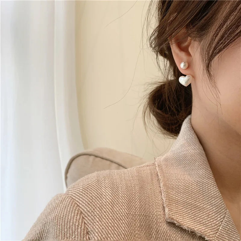 Boucles d'Oreilles Clou en Perles Blanches Coeur