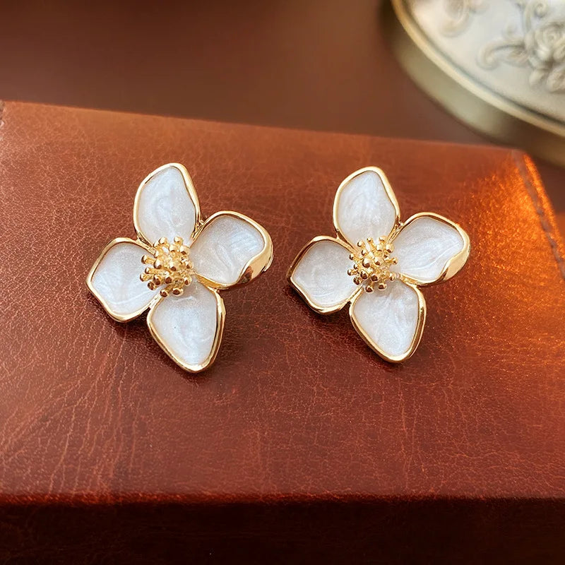 Boucles d'Oreilles Clou Fleur d'Hibiscus Pétales Nacrés