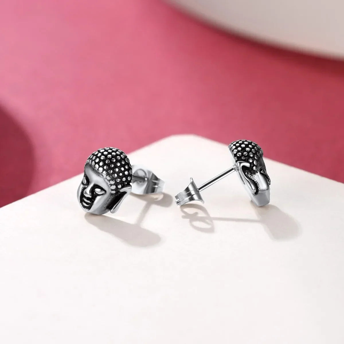 ブッダヘッドのシルバー スタッドピアス
