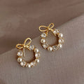 Boucles d'Oreilles Créoles avec Perles et Noeud de Papillon