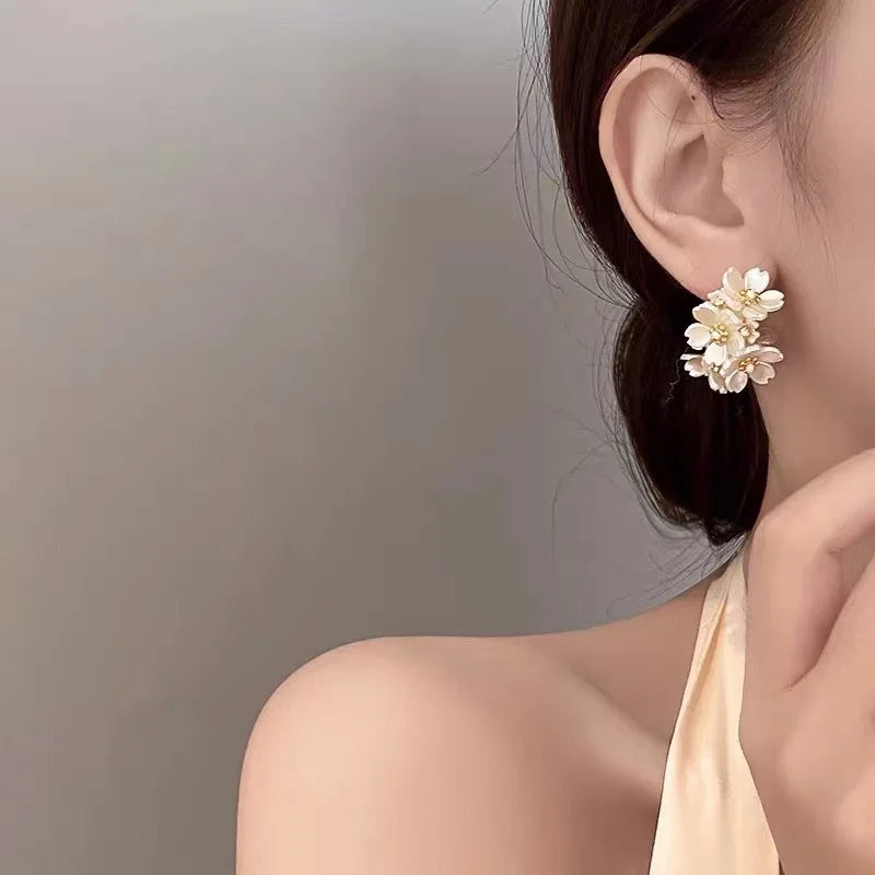 Boucles d'Oreilles Créoles Rétros Fleurs Blanches