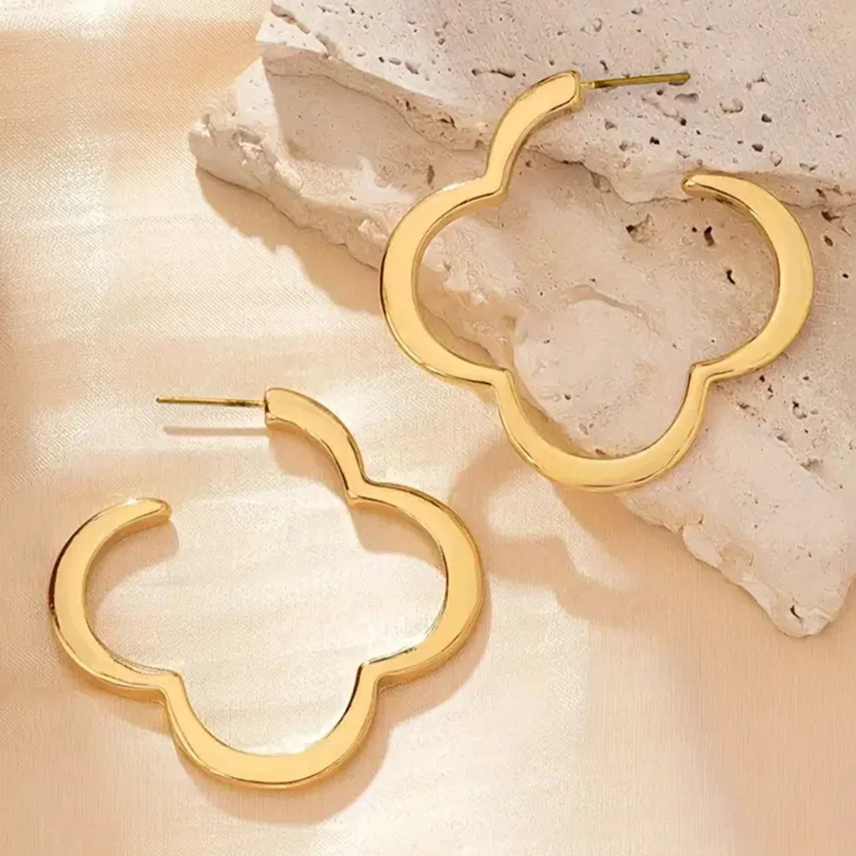 四つ葉のクローバー フープピアス