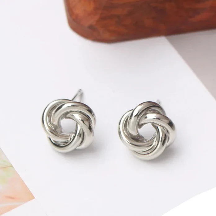 ひねりノットのシルバーピアス