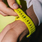 イエローのサージカルシリコン製Apple Watchバンド