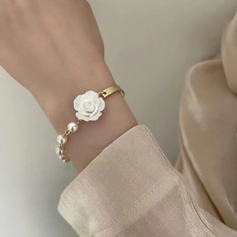Bracelet avec Perles et Fleur de Rose blanc