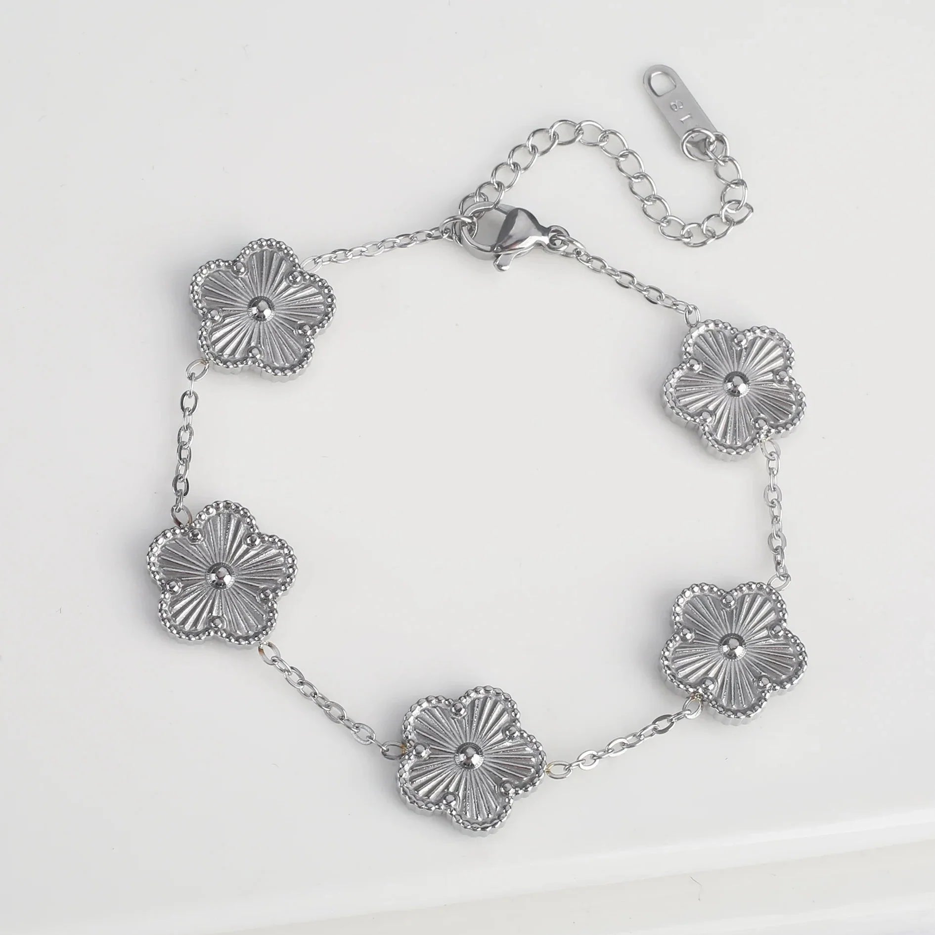 5枚花のシルバーチェーンブレスレット