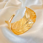 Bracelet manchette plume dorée