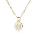 Collier avec pendentif blanc initiale h