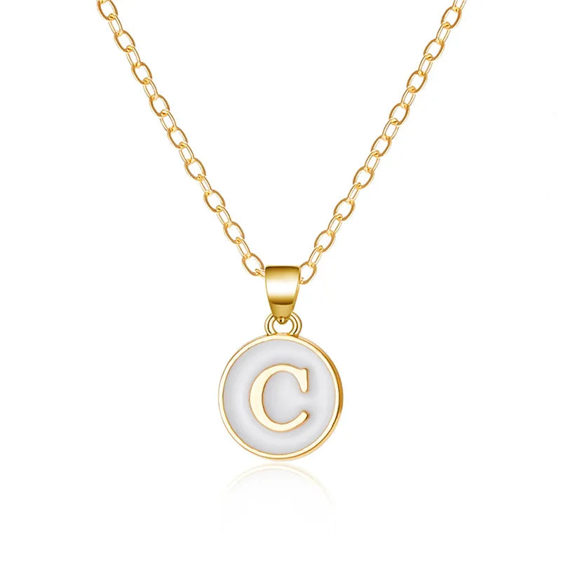 Collier avec pendentif blanc initiale c