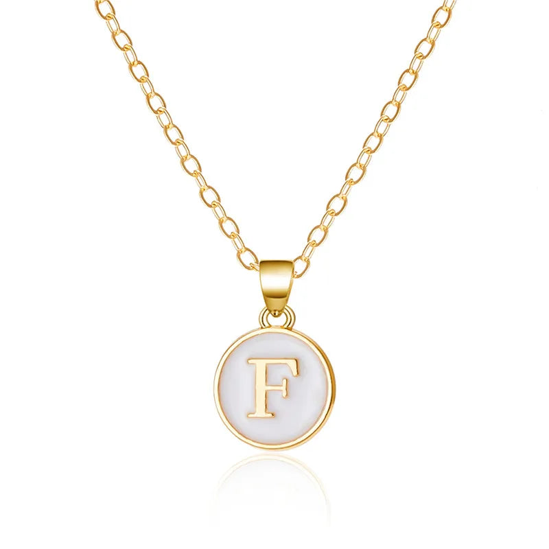 Collier avec pendentif blanc initiale f