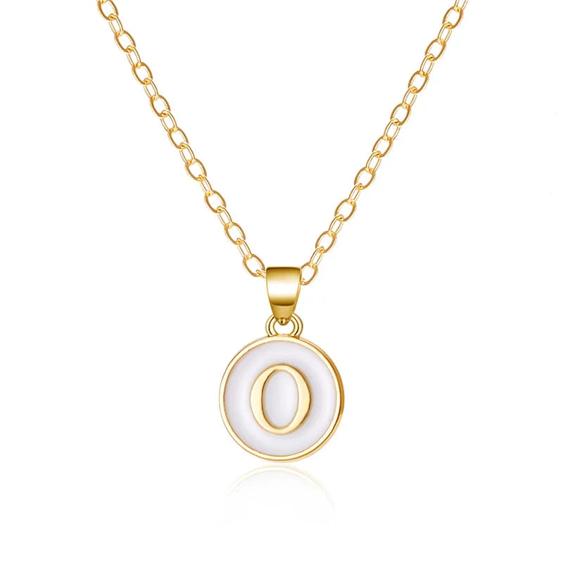 Collier avec pendentif blanc initiale o