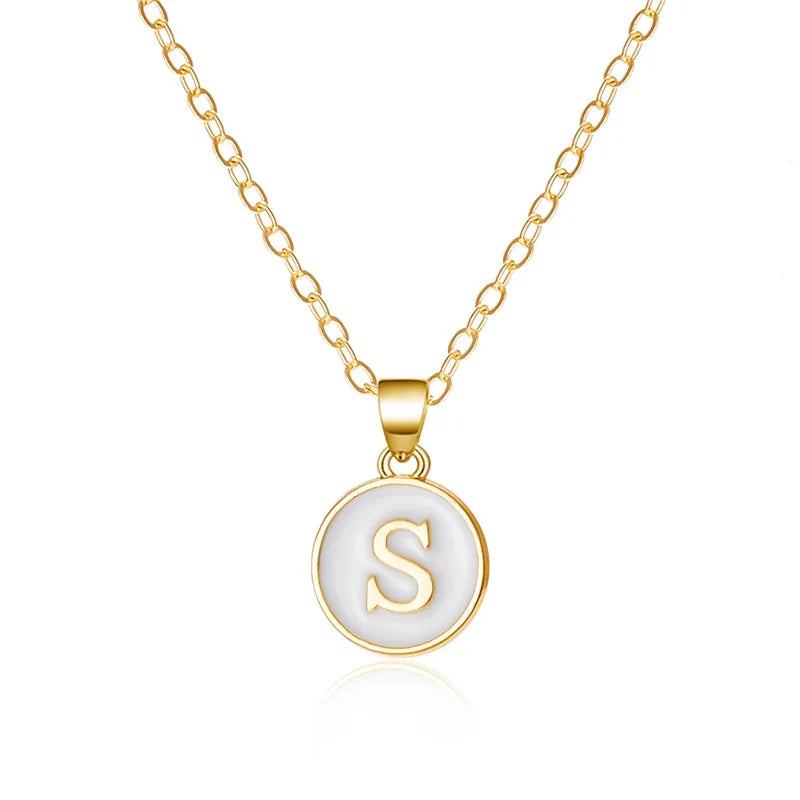 Collier avec pendentif blanc initiale s