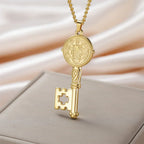 Collier avec pendentif clef catholique or