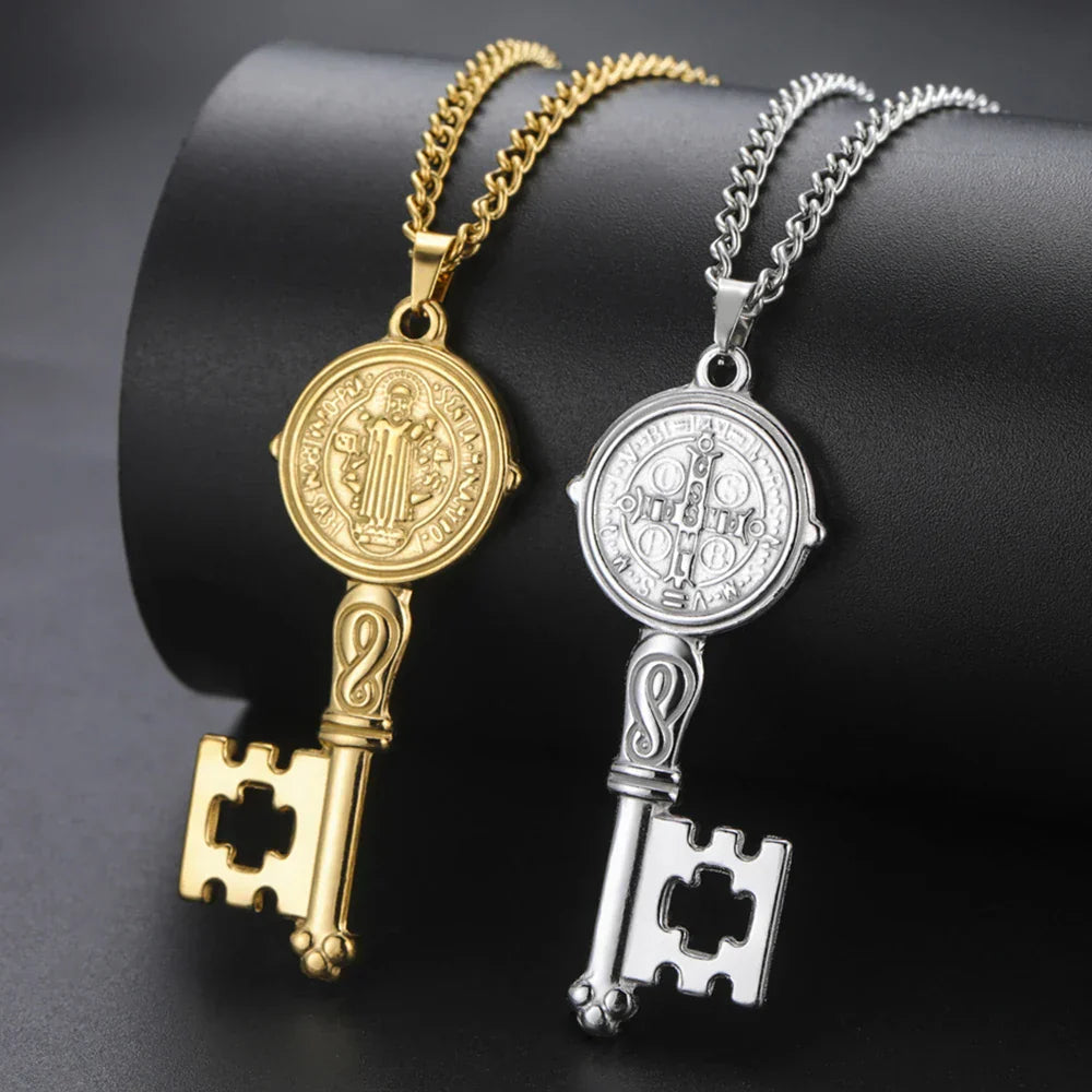 Collier avec pendentif clef catholique or
