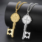 Collier avec pendentif clef catholique or