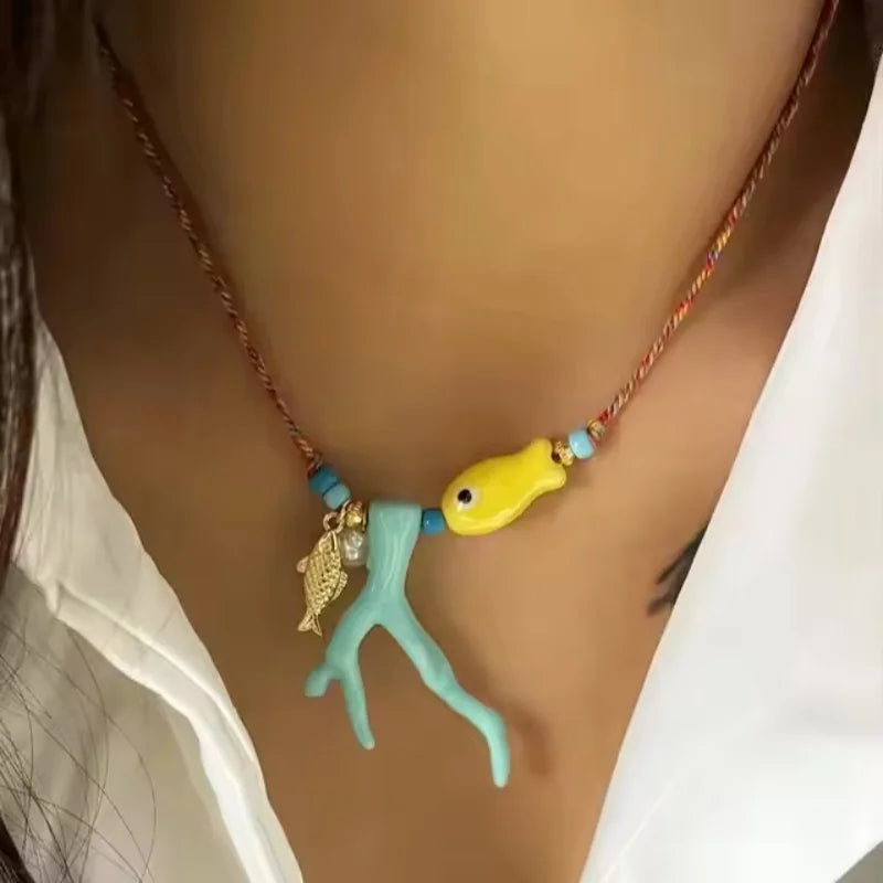 コーラルと青い魚のペンダント付きネックレス