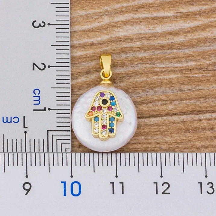 手のファトマの保護モチーフをあしらったカラフルなアラブ風ペンダントネックレス