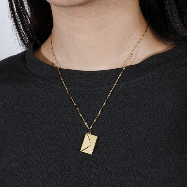 ゴールドの封筒ペンダント付きネックレス