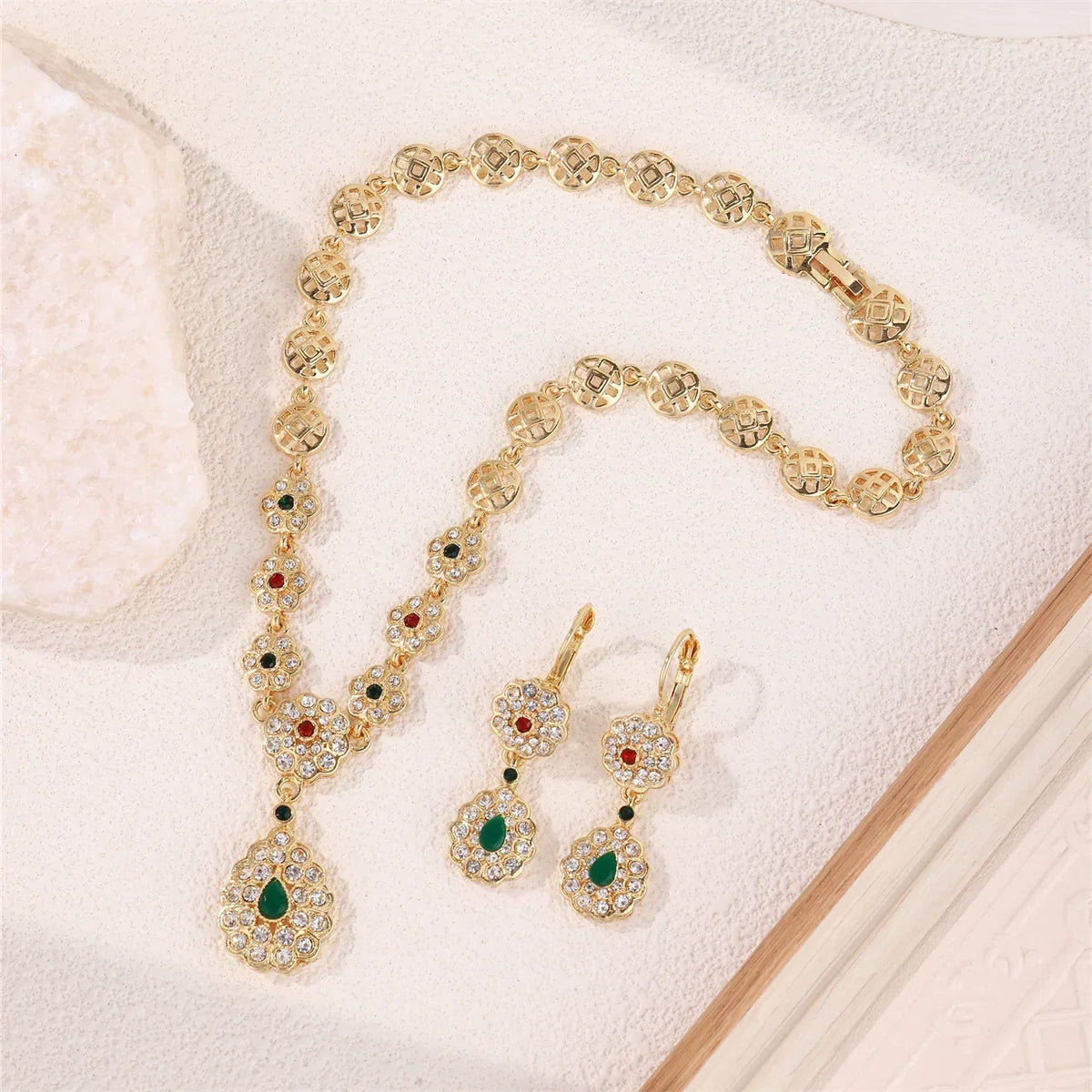 Collier avec pendentif et boucles d'oreilles pendantes traditionnels mariage arabe vert