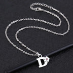 Collier avec pendentif initiale et fleur d