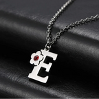 Collier avec pendentif initiale et fleur e