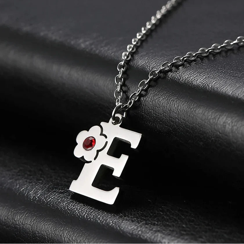 Collier avec pendentif initiale et fleur e