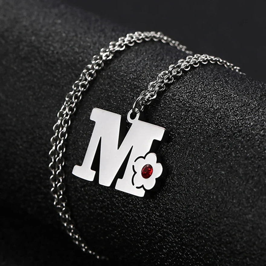 Collier avec pendentif initiale et fleur m