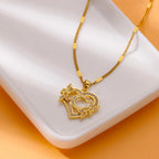 Collier avec pendentif initiale et coeur c