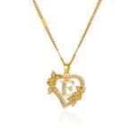 Collier avec pendentif initiale et coeur e