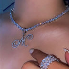 Collier ras de cou avec pendentif initiale et strass