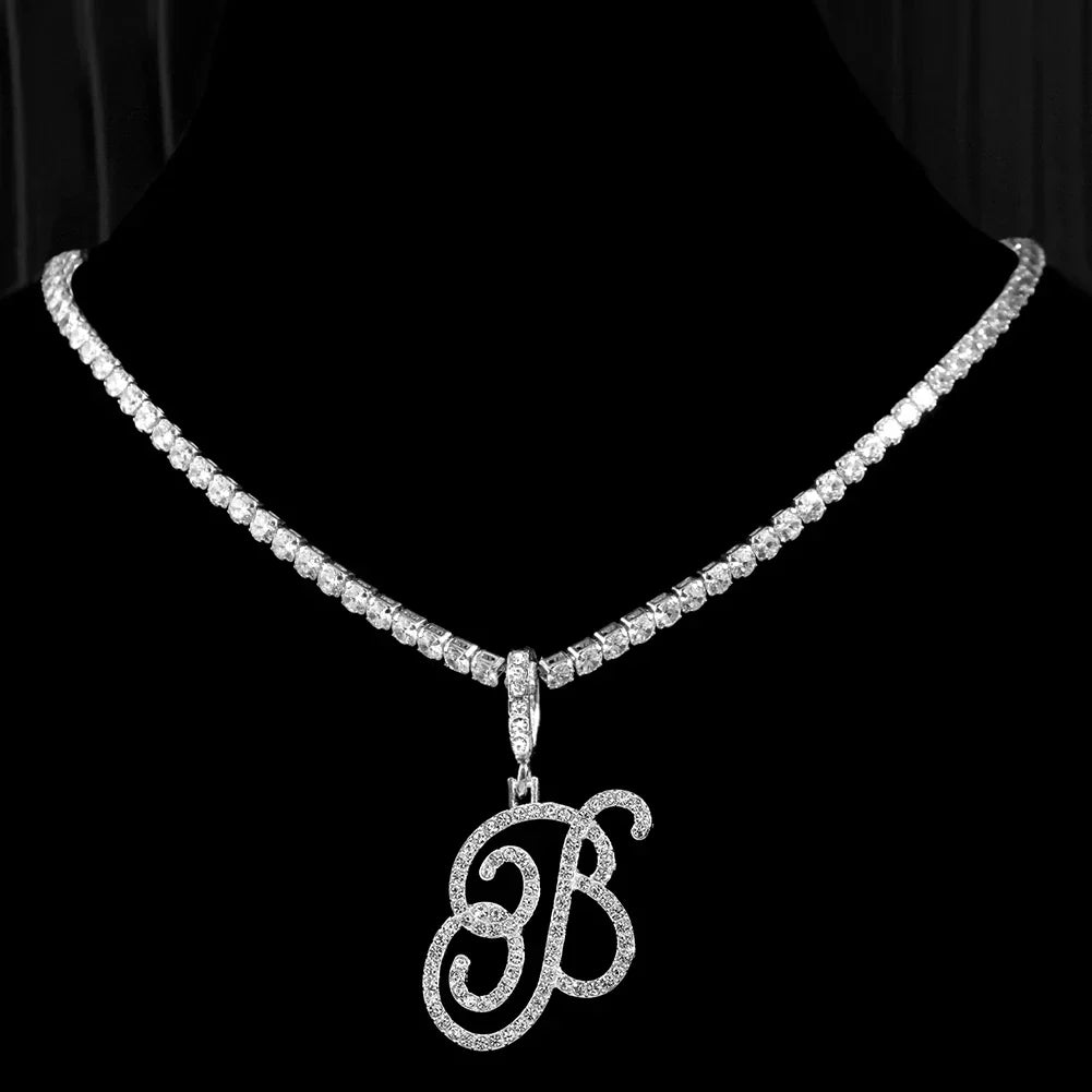 Collier ras de cou avec pendentif initiale et strass b