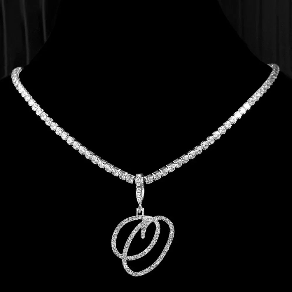 Collier ras de cou avec pendentif initiale et strass o