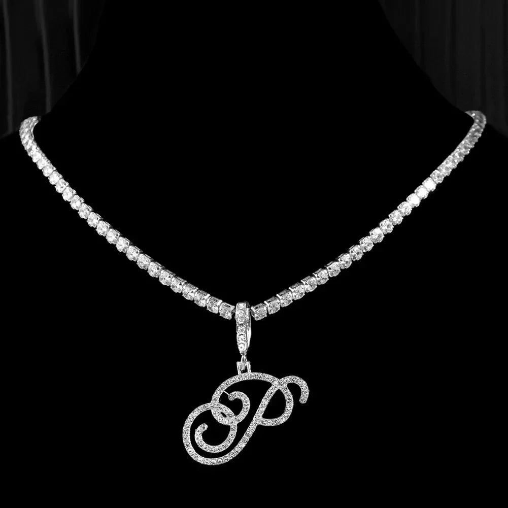 Collier ras de cou avec pendentif initiale et strass p
