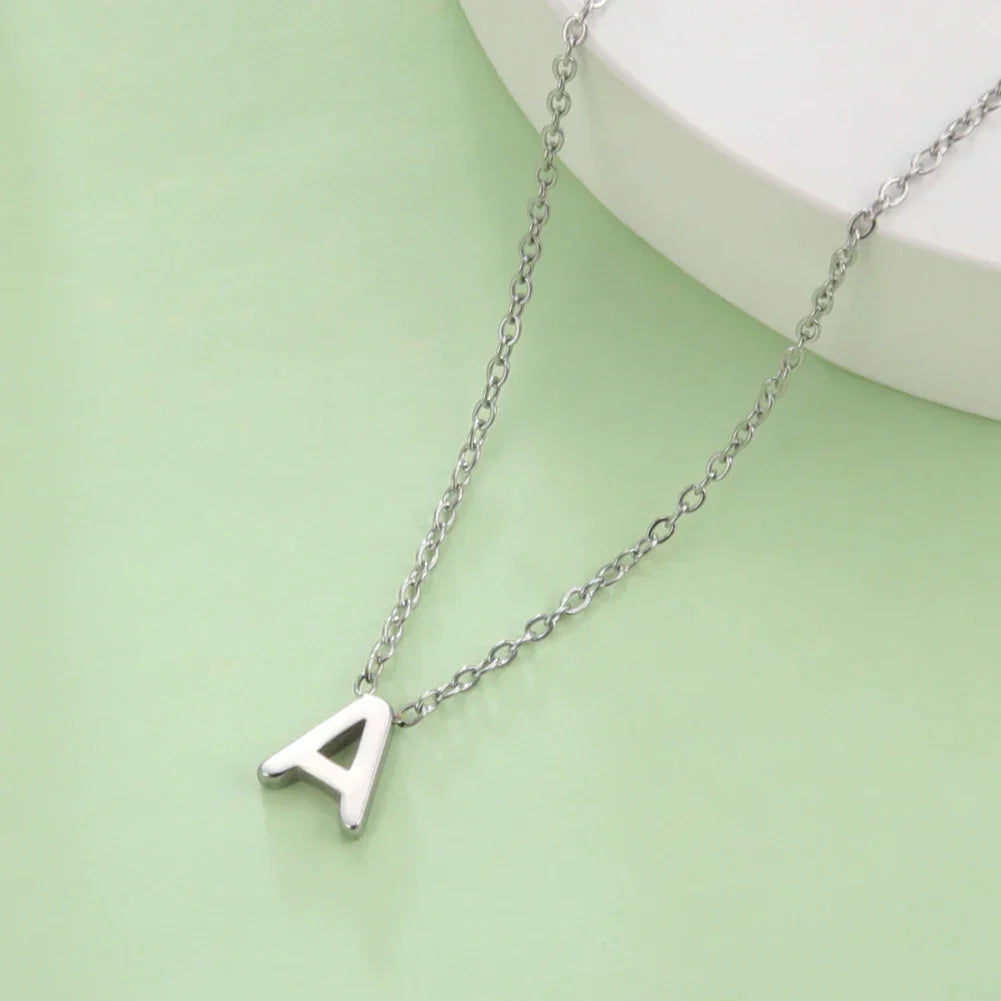 Collier avec pendentif initiale - lettre