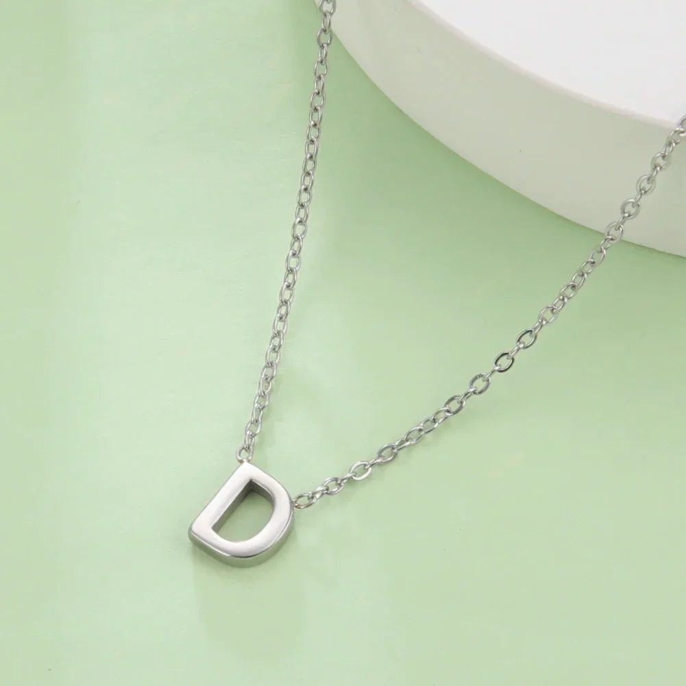 Collier avec pendentif initiale - lettre