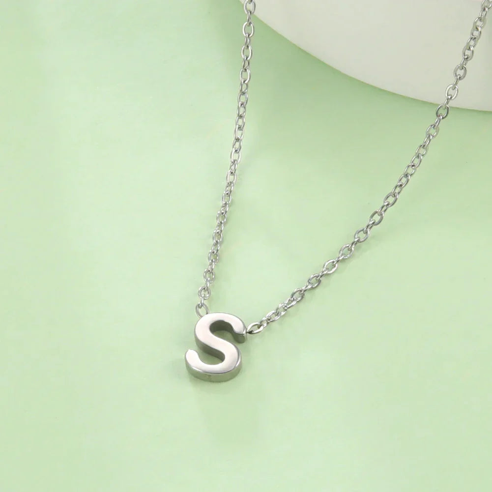 Collier avec pendentif initiale - lettre