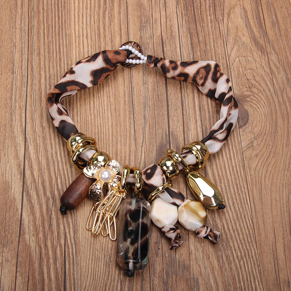 Collier Ras de Cou avec Pendentif Léopard