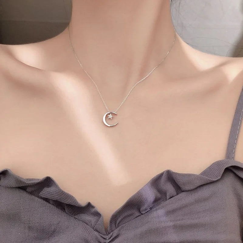 月と星のクリスタルペンダント付きネックレス