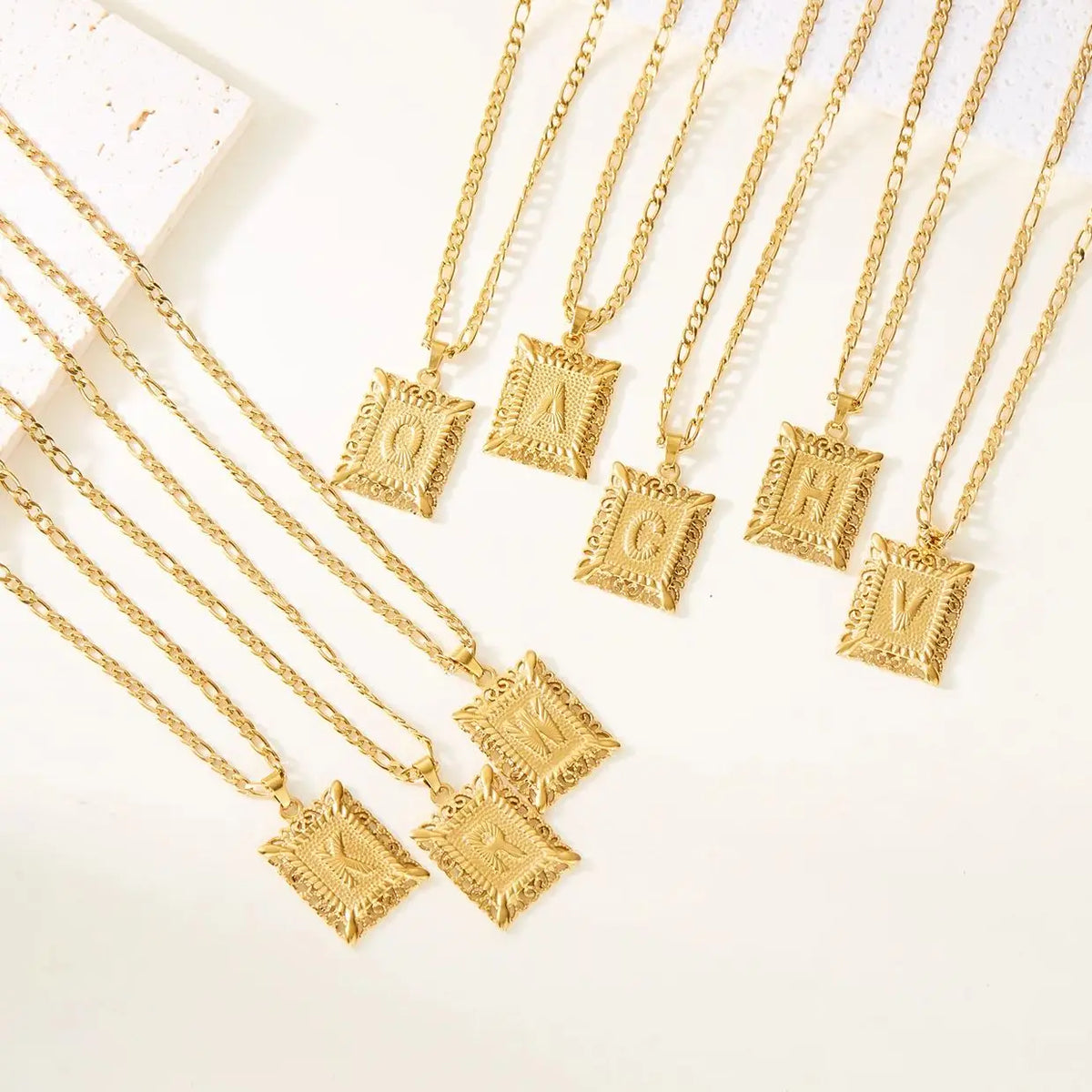 Collier avec pendentif rectangulaire initiale