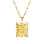 Collier avec pendentif rectangulaire initiale q