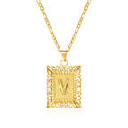 Collier avec pendentif rectangulaire initiale v