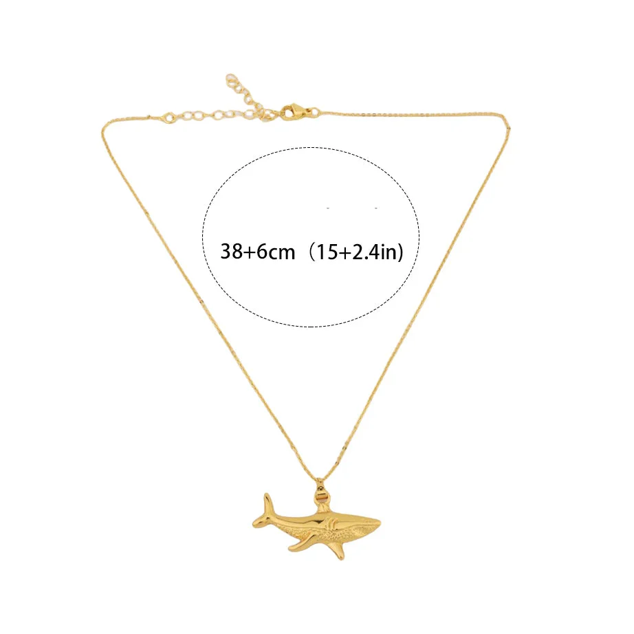 Collier avec pendentif requin doré